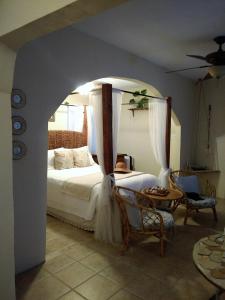 เตียงในห้องที่ Casa de Tortuga Guesthouse
