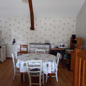 cocina con mesa y sillas en una habitación en Les 4 vents en Vineuil