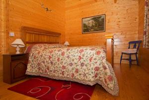 Un pat sau paturi într-o cameră la Coolanowle Self Catering Holiday Accommodation