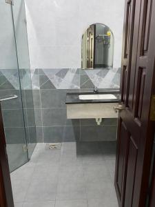 a bathroom with a sink and a mirror at Khách sạn Hoàng Minh Châu Mỹ Phước in Bến Cát