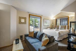 Beaches Inn | Herons Nest Loft في كانون بيتش: غرفة معيشة مع سرير وأريكة