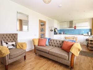 sala de estar con sofá y 2 sillas en 31 Seaward Crest, en Norwich