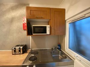 Een keuken of kitchenette bij F1-Basement Studio Fits 3 Near Paddington