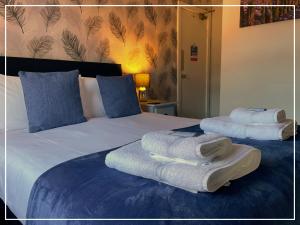 - une chambre avec un lit et des serviettes dans l'établissement Smugglers Rest Bed & Breakfast, à Whitby