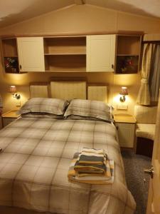 een slaapkamer met een bed met handdoeken erop bij Alfie's House in Lincoln