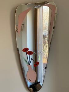 a mirror with a vase on a window at Nieuw Kagelink in Diepenheim