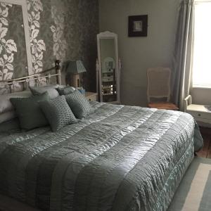 um quarto com uma cama grande e um espelho em Ye Olde George Inn - Badger Pubs em Privett