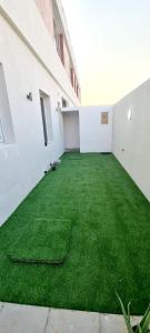 une pièce vide avec de l'herbe verte dans un bâtiment dans l'établissement HAVANA HOLIDAY HOMES MIRDIF, à Dubaï