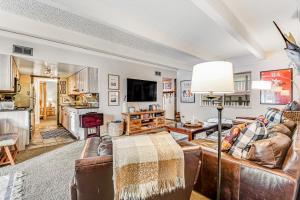 un salon avec un canapé et une table dans l'établissement Ski and Racquet Club 203B, à Breckenridge