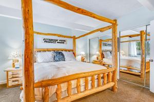 une chambre avec un lit en bois et des miroirs dans l'établissement Ski and Racquet Club 203B, à Breckenridge