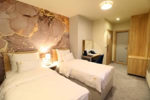 Postel nebo postele na pokoji v ubytování Hotel Skadarlija NB