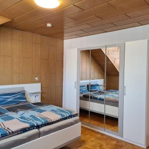 Ferienwohnung Cornelia und Michael Persang GbR tesisinde bir odada yatak veya yataklar