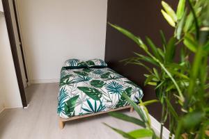 Un pat sau paturi într-o cameră la La Savane - Dormir Comme à la maison -