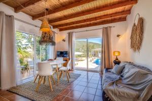 a living room with a table and a couch at Bed And Breakfast Mirador Infinito in Alhaurín el Grande