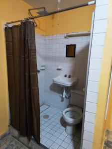 łazienka z toaletą i umywalką w obiekcie Hotel Diaz 