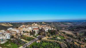 - une vue aérienne sur un village perché sur une colline avec l'océan dans l'établissement Relax tra campagna, mare e montagna, à Scerni