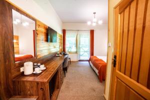 Posteľ alebo postele v izbe v ubytovaní Hotel Dworek Wapionka + 37 fotografií
