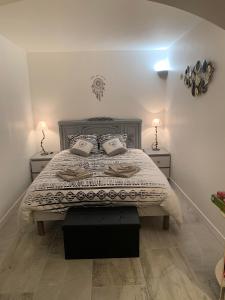 Posteľ alebo postele v izbe v ubytovaní la villa des six ifs- L'olivier