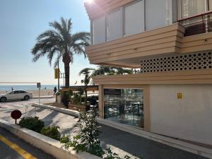 Бассейн в Amazing beachfront apartment - La Cala или поблизости