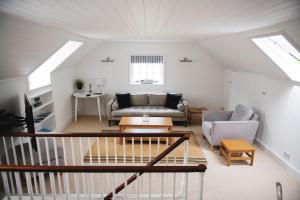 uma sala de estar com um sofá e uma mesa em Central Location - Riverside - Cosey Cottage - Close to Beaches em Christchurch