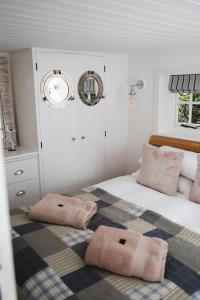 En eller flere senge i et værelse på Central Location - Riverside - Cosey Cottage - Close to Beaches