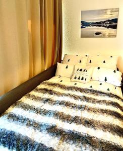 A bed or beds in a room at Ferienwohnungen Fuchs & Hase Saig - der Fuchs