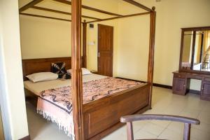 Кровать или кровати в номере Chamaya Holiday Inn