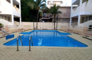 - une piscine au milieu d'un bâtiment dans l'établissement Appartment Camellia, à Flic-en-Flac