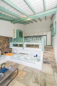 uma cozinha com paredes brancas e um tecto verde em kala.mia charming sea view villa em Kalami