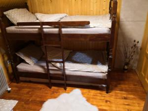 מיטה או מיטות קומותיים בחדר ב-Vikendica Ajla