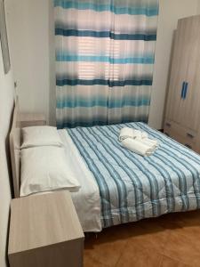 - un lit avec 2 serviettes dans une chambre dans l'établissement La stanzetta dì Lulu’, à Palinuro