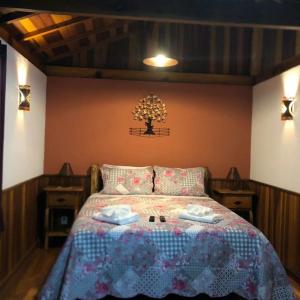מיטה או מיטות בחדר ב-Chales Encanto do sol