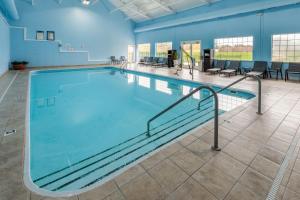 a large swimming pool in a large room at Baymont by Wyndham Beulah in Beulah