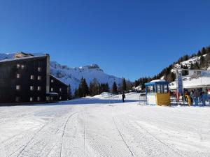 Casa AQ27 sulle piste da sci saat musim dingin