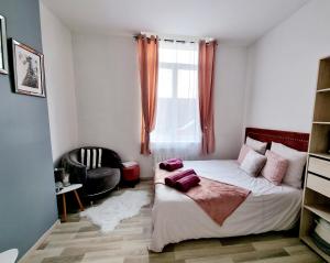 Ένα ή περισσότερα κρεβάτια σε δωμάτιο στο Oasis Citadine Terrasse intime jardin privatif en plein centre ville 70m2 +13 φωτογραφίες