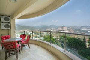 een balkon met 2 stoelen en een tafel en uitzicht bij ALANYA GOLD CİTY in Alanya