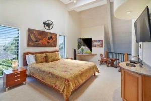 WailuaにあるLuxury 2-Story Oceanfront Condo w/ Views & Poolのベッドルーム(ベッド1台、シンク、テレビ付)