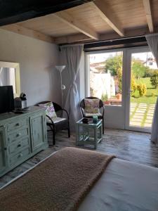 ein Wohnzimmer mit einer Kommode und einem TV in der Unterkunft La buganvilla en Udías in Udias