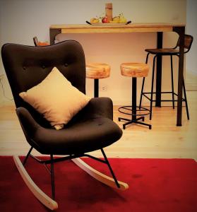 a black rocking chair with a pillow in a living room at Apto IBAIONDO-Con encanto, céntrico y comunicado in Bilbao