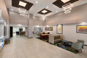 Posezení v ubytování Holiday Inn Express & Suites Pembroke Pines-Sheridan St by IHG