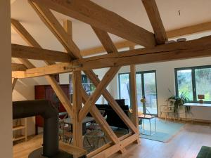 a room with wooden beams in a living room at Kranichhof - Studio, Loft & Atelier in Zossen