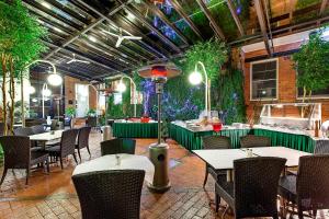 梅特兰蒙皮奥美居酒店餐厅或其他用餐的地方