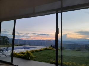 Blick auf einen Hof aus dem Fenster eines Hauses in der Unterkunft VILLA CARO in Palestina