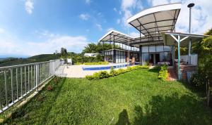 a house with a large yard with a fence at VILLA CARO in Palestina