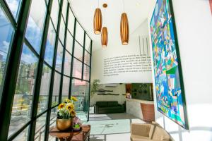 a lobby of a building with glass windows at Kings Flat - Apartamentos com conforto beira mar in Natal