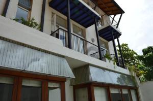 - un bâtiment avec des balcons sur le côté dans l'établissement Star Class Comfort in Capital City, à Battaramulla