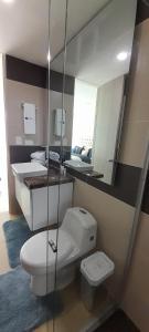 La salle de bains est pourvue de toilettes, de 2 lavabos et d'un miroir. dans l'établissement The Clover Suite, à Carthagène des Indes