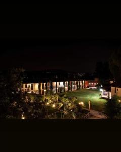 - un bâtiment la nuit avec des lumières dans une cour dans l'établissement Hotel Real Campestre Tepetoci, à Tepeji de Ocampo