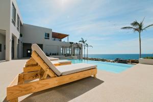 Villa con piscina y chaise longue en Pacific Suite, en El Pescadero