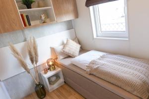 מיטה או מיטות בחדר ב-gemütliches, voll ausgestattes Tiny House